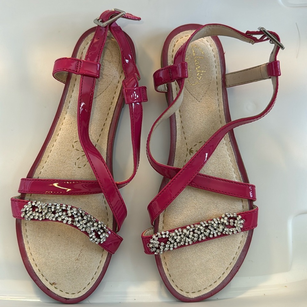 NEW/Out of box CLARKS Sail Breeze Fuchsia Patent Sandals Size 6.5 M US / 4D UK